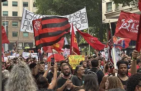 Manifestantes realizam ato no Centro do Rio em apoio a Lula no segundo turno