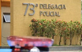 Menina de 7 anos tem mãos queimadas pelo pai durante castigo em São Gonçalo