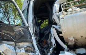Motorista fica preso às ferragens após engavetamento na RJ-106, em Maricá