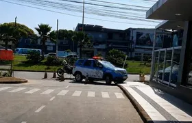 Mulher furta viatura da PM durante abordagem e bate após perseguição