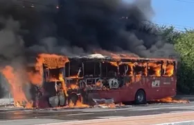 Ônibus ‘vermelhinho’ pega fogo na Estrada dos Cajueiros, em Itaipuaçu