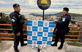 PM apreende câmeras de monitoramento,  drogas e rádio transmissor do tráfico em Niterói