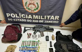 PM apreende réplica de fuzil, granada e drogas em Araruama