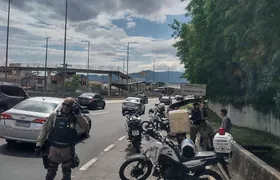 Placa adulterada, faca e celular com restrição: Guarda Municipal conduz três suspeitos no Rio