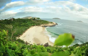 Praia do Sossego conquista sexta Bandeira Azul consecutiva e reafirma excelência ambiental de Niterói