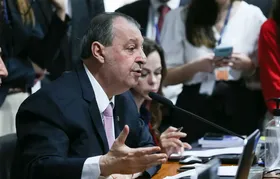Relator da CCJ do Senado vota a favor da PEC do fim da escala 6x1