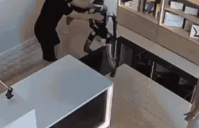 Robô entra em ‘modo combate’ e ataca cliente em loja na Rússia; veja vídeo