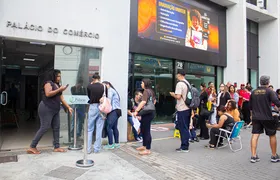 Sob sol e chuva, comerciários permanecem no Sindicato dos Empregados do Comércio para remover contribuição sindical