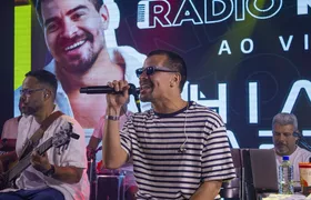 Thiago Martins dá show nos estúdios da Rádio Mania, em Niterói