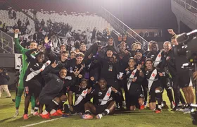 Vasco dá show no Paraguai, vira sobre o Olimpia por 4 a 1 e avança às quartas da Sul-Americana