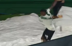 Capitão do Coritiba cai em acesso ao vestiário após comemorar gol anulado