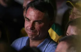 Fuga e carta golpista ampliam isolamento de Flávio Bolsonaro