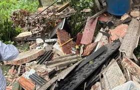 Idoso escapa antes de casa desabar em Niterói