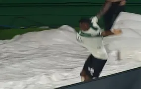 Capitão do Coritiba cai em acesso ao vestiário após comemorar gol anulado