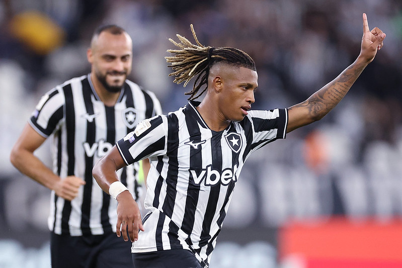Botafogo vence o Grêmio por 3 a 2 no Nilton Santos e respira no Brasileirão