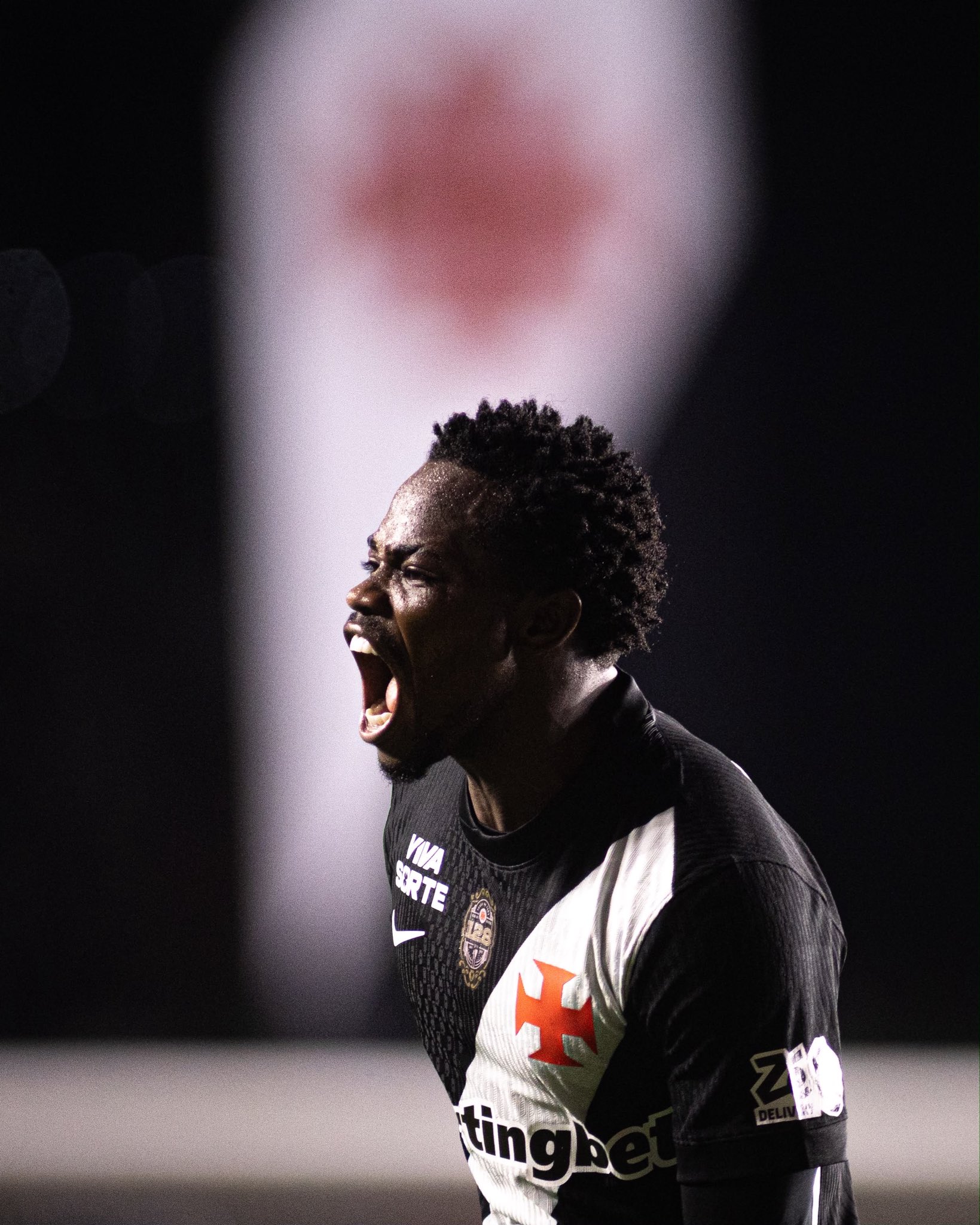 Com um a menos, Vasco vence o Vitória e abre vantagem nas quartas da Copa do Brasil