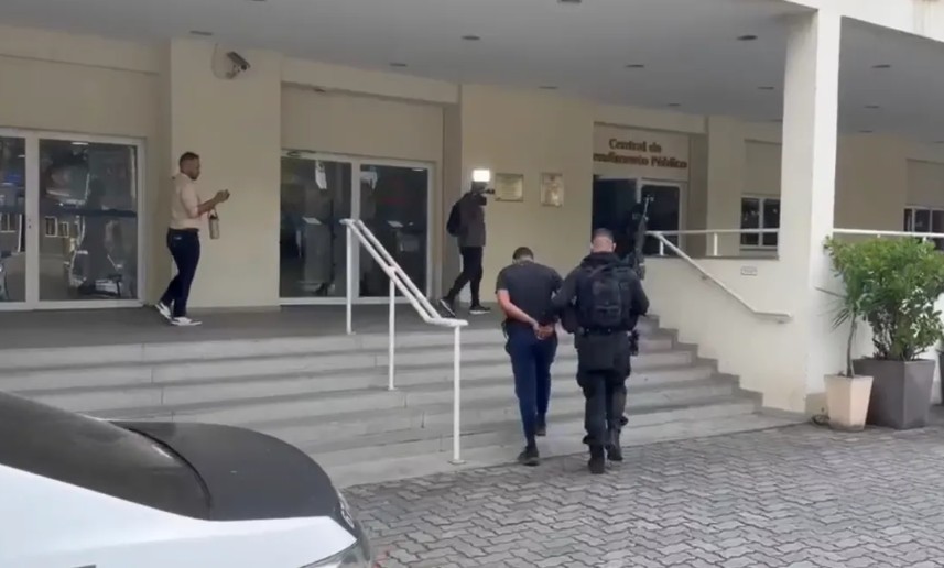 Operação mira esquema de tráfico de drogas e armas do Comando Vermelho com participação de agentes públicos