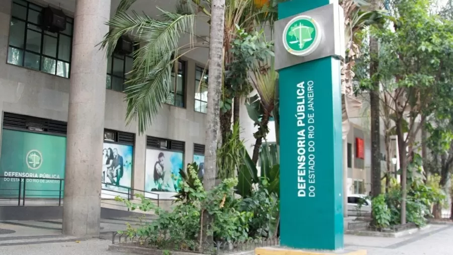 Após a repercussão do caso, a Defensoria Pública divulgou uma nota oficial condenando a conduta e manifestando repúdio ao episódio ocorrido em suas instalações