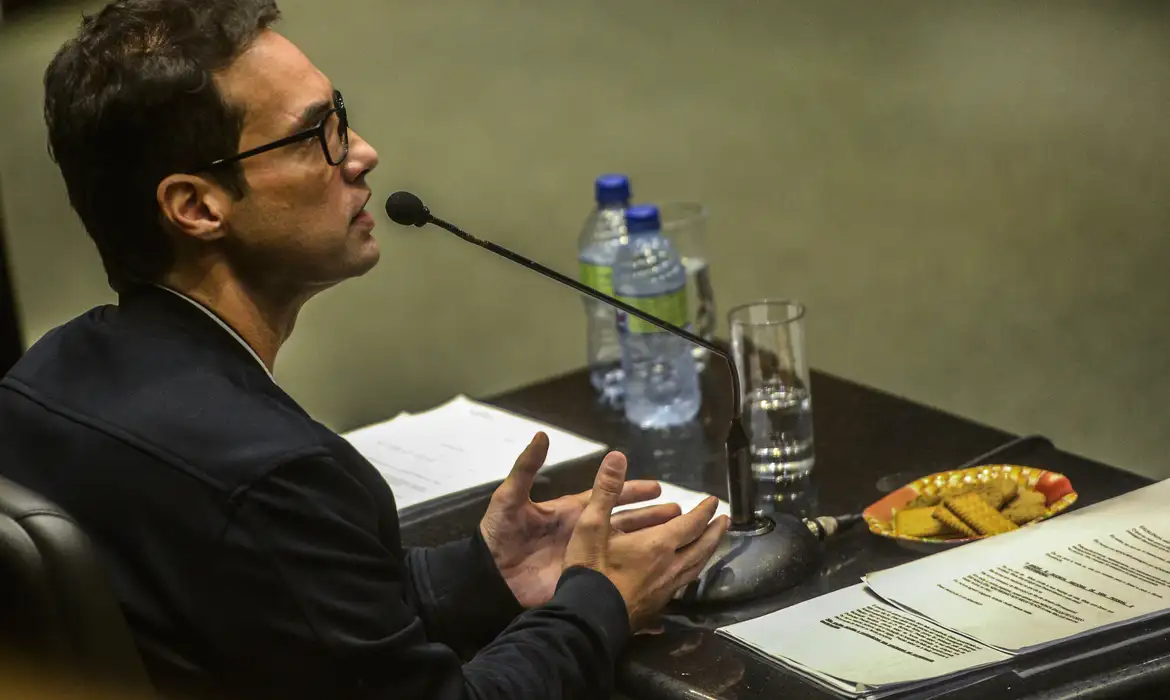O Conselho de Sentença do II Tribunal do Júri da Capital condenou Jairinho por homicídio qualificado (com agravantes por meio cruel e recurso que impossibilitou a defesa da vítima