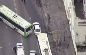 Criminosos utilizam ônibus como barricadas em Irajá