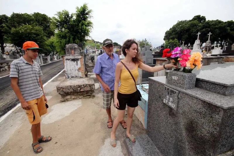 Cemitério do Maruí recebe muitas pessoas no Dia dos Finados 