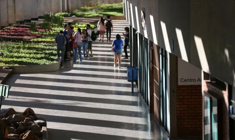 Para concorrer às bolsas integrais, o candidato deve comprovar renda familiar bruta mensal, por pessoa, de até um salário mínimo e meio
