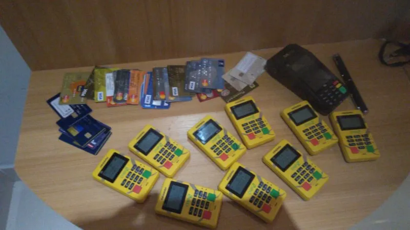Com eles foram encontrados 32 cartões de banco, 15 máquinas  de cartão e  dinheiro das vítimas