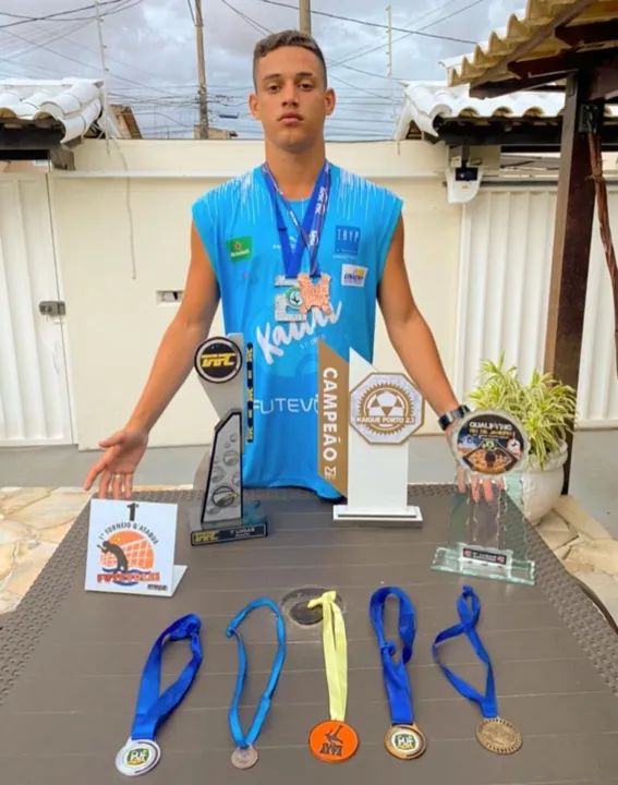 Ao todo, o atleta possui 25 troféus e algumas medalhas. Confira alguns de seus prêmios na foto! 