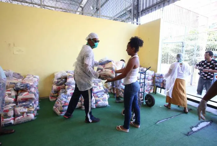 Imagem ilustrativa da imagem Prefeitura entrega mais de 8 mil cestas básicas para famílias em vulnerabilidade social