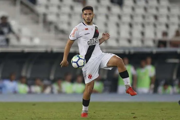 Andrey e Vinícius treinaram com bola na última segunda-feira (21)