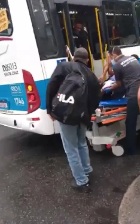 Assalto a ônibus na Zona Oeste do Rio deixa dois feridos 