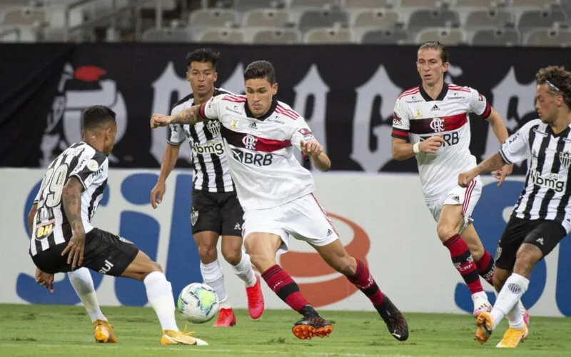 Apesar de tentar reagir, o Flamengo voltou a errar no sistema defensivo e o Galo construiu a goleada. 