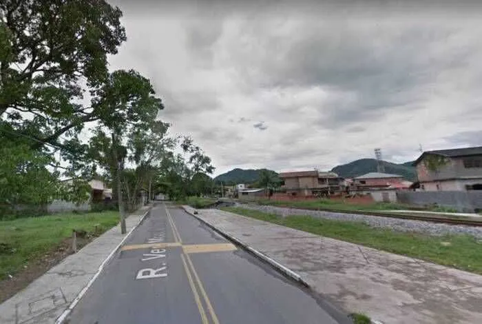Menino foi baleado enquanto brincava na rua