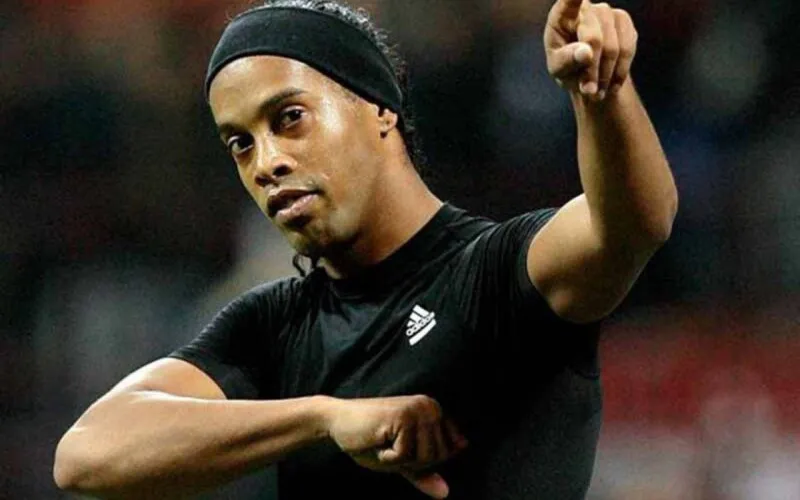 Ronaldinho está assintomático e se sentindo bem