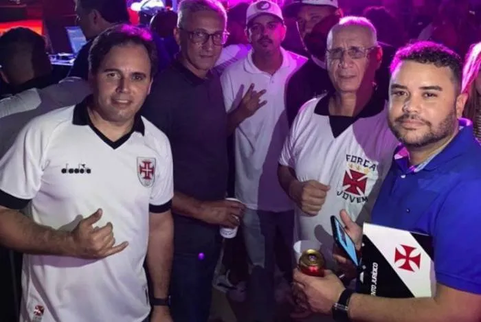 Presidente do Vasco vai em festa de torcida organizada do Vasco sem máscara