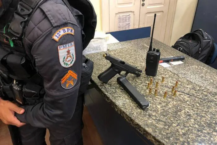 PM prendeu homem apontando como o líder do tráfico de drogas em comunidade de Niterói