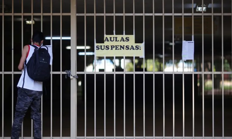 Professores suspendem greve 