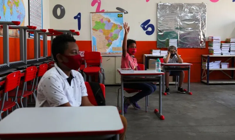 Estudantes poderão optar pelo ensino remoto ou presencial