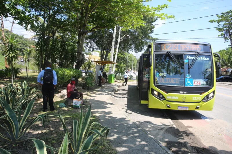 Ponto final dos ônibus foi alterado para a 81ª DP até as 16h