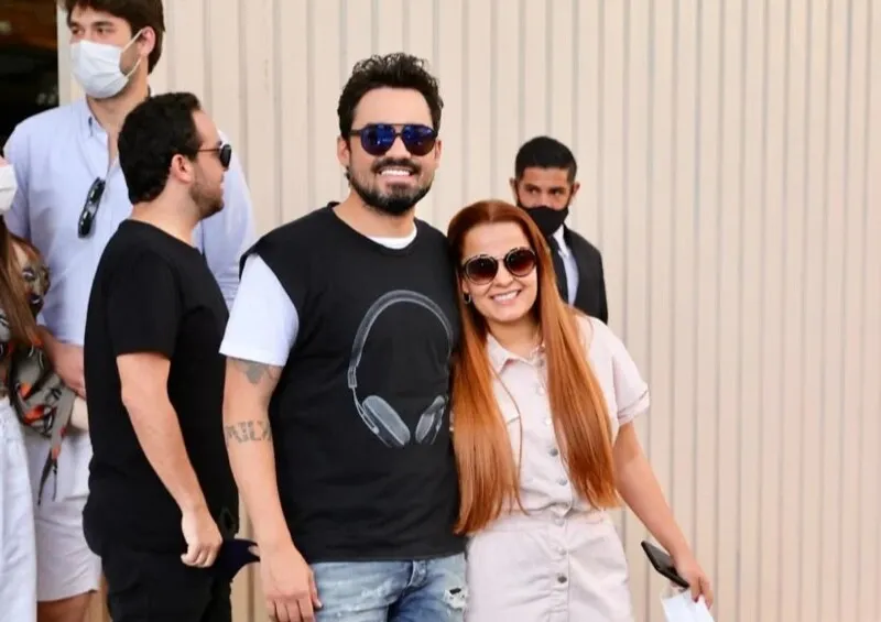 O casal foi flagrado saindo de um restaurante em clima de romance