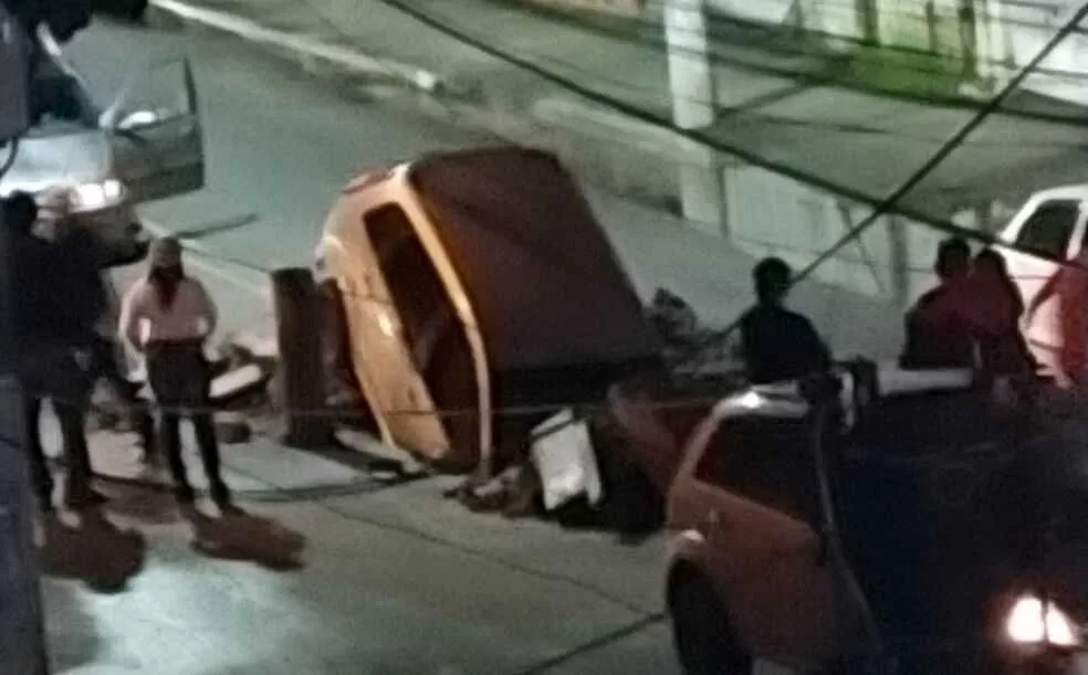 Carro caiu em buraco na Avenida 18 do Forte, em São Gonçalo