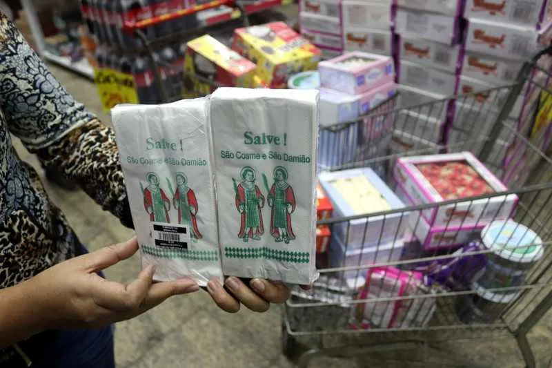 Celebração dos santos São Cosme e Damião é marcada pela distribuição de doces em saquinhos