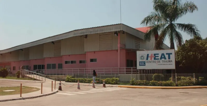 O policial está internado sob custódia e responderá pelos crimes de homicídio e tentativa de homicídio