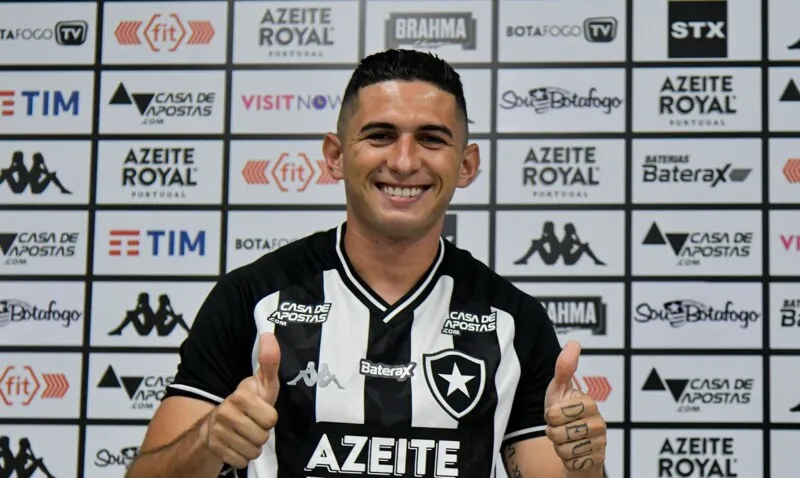 Imagem ilustrativa da imagem Botafogo dispensa três jogadores de seu elenco profissional