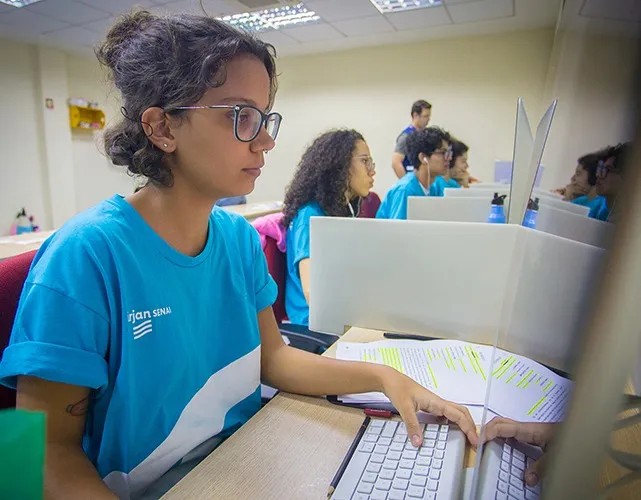 O edital completo, com toda a documentação necessária, está disponível no site