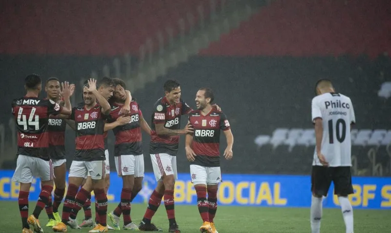 Flamengo venceu o Athletico-PR por 3 a 1 neste domingo (4)