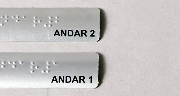 Imagem ilustrativa da imagem Projeto prevê placas em braile para identificação de escadas e esteiras rolantes