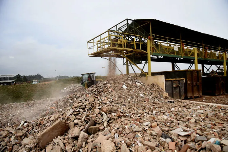 Imagem ilustrativa da imagem INEA poderá licenciar empresas receptoras de resíduos da construção civil