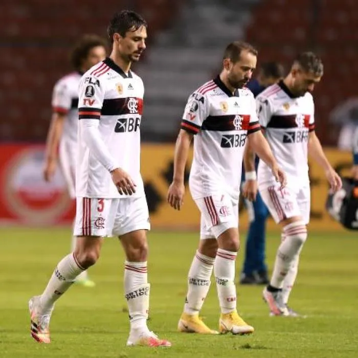 Elenco demorou mais de um minuto para voltar ao campo depois do intervalo