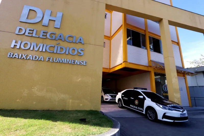 Ele possui anotações criminais pela prática dos crimes de porte ilegal de arma de fogo e receptação